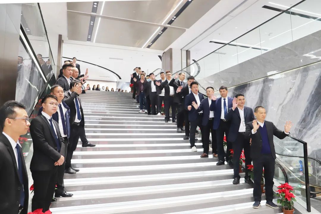 全体GA黄金甲员工在公司神位前有序地接待仪式