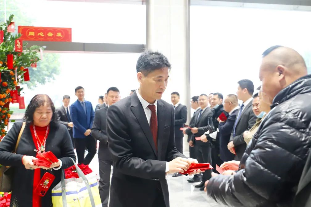 GA黄金甲地砖品牌销售总司理曹坚贞等给员工发送红包